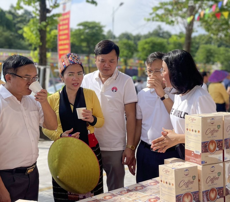 Công đoàn ngành Công Thương Nghệ An trưng bày 45 sản phẩm trong chương trình "Ngày hội kết đoàn"