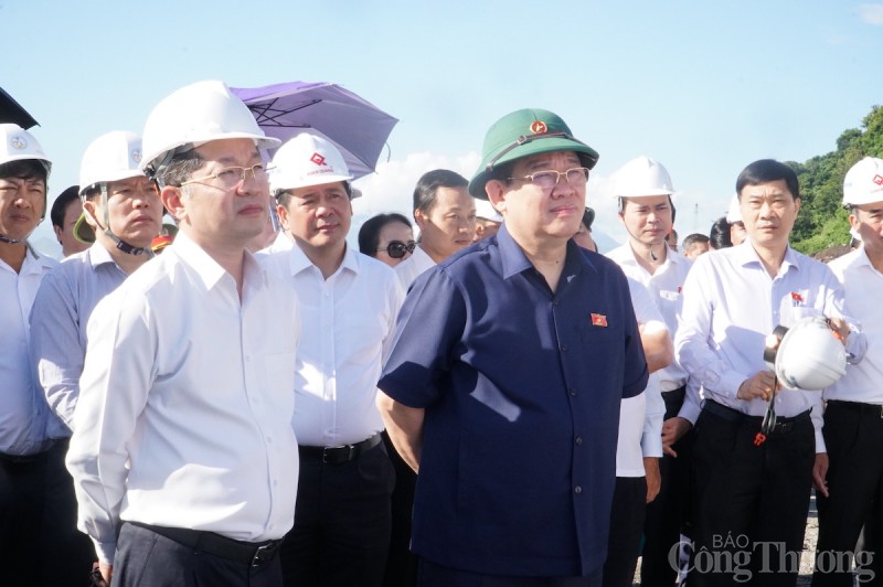 Chủ tịch Quốc hội Vương Đình Huệ kiểm tra tiến độ cảng Liên Chiểu