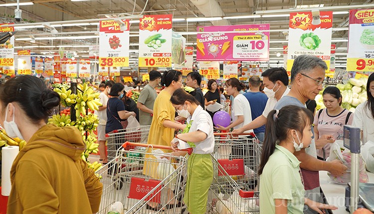 Trong sáng 11/11, tại siêu thị BigC Thăng Long, ghi nhận lượng khách hàng khá đông đến tham quan, mua sắm hàng hóa