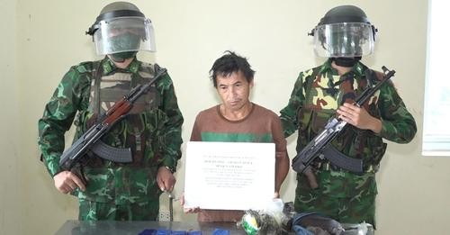 Thanh Hóa: Bắt đối tượng vận chuyển 2kg thuốc phiện và 1.000 viên ma túy tổng hợp từ Lào vào Việt Nam