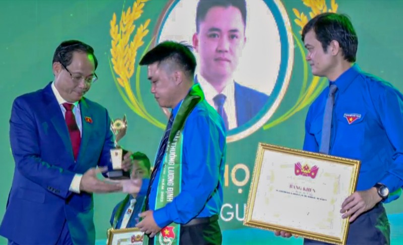 Trao tặng Giải thưởng Lương Định Của cho 42 thanh niên nông thôn làm kinh tế giỏi