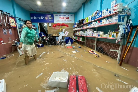Quảng Nam: Mưa lớn khiến nhiều hàng quán ngập sâu, người dân lội nước đi khám bệnh
