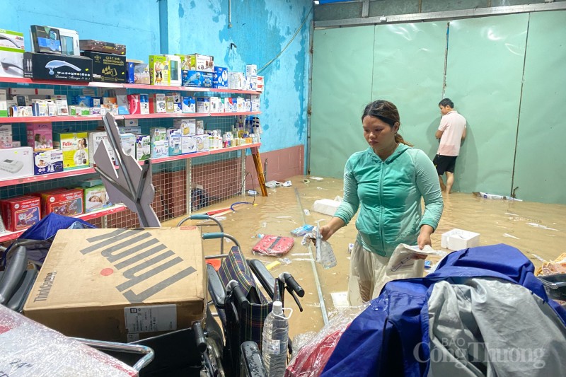 Quảng Nam: Mưa lớn khiến nhiều hàng quán ngập sâu, người dân lội nước đi khám bệnh