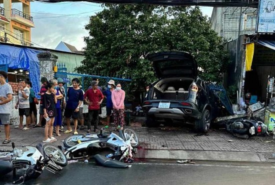 Video: “Ma men” lái ô tô gây tai nạn liên hoàn tại Thủ Đức khiến 3 người thương vong