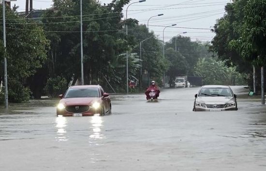 Nghệ An: Thành phố Vinh ngập sâu, một số trường thông báo nghỉ học