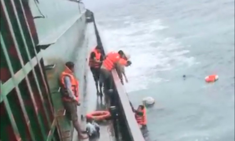 Thừa Thiên Huế: Kịp thời cứu 2 thuyền viên gặp nạn trên biển