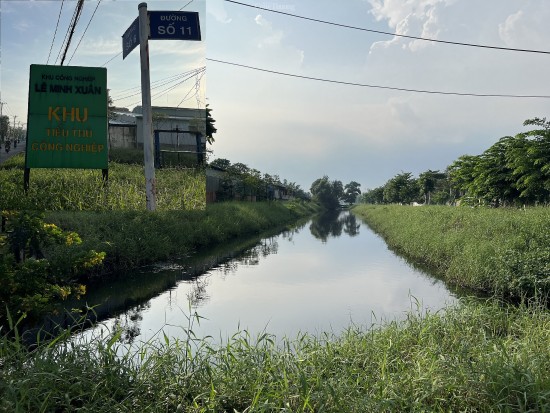 TP. Hồ Chí Minh: Nhiều kênh rạch quanh khu công nghiệp Lê Minh Xuân đen ngòm