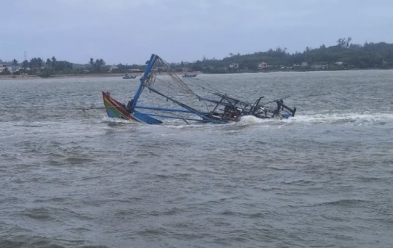 Quảng Ngãi: Chìm tàu cá, 5 ngư dân may mắn thoát nạn