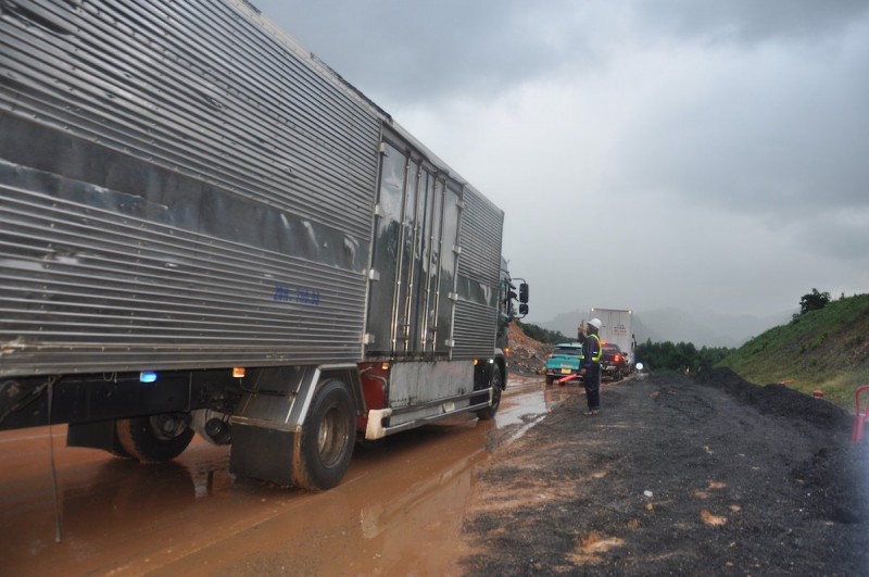 Khẩn trương khắc phục sạt lở trên cao tốc La Sơn – Túy Loan