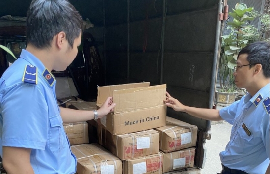 Hà Nội: Tạm giữ số lượng lớn sản phẩm nước sốt bò cay nhập lậu
