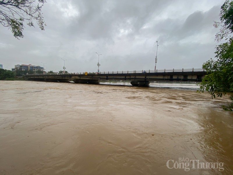 Quảng Nam: Nước sông dâng cao, người dân vùng “rốn lũ” Đại Lộc tất bật chạy lụt