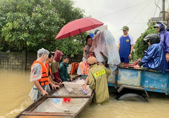 Thừa Thiên Huế: Nước ngập sâu, người dân trắng đêm ứng phó lũ lớn