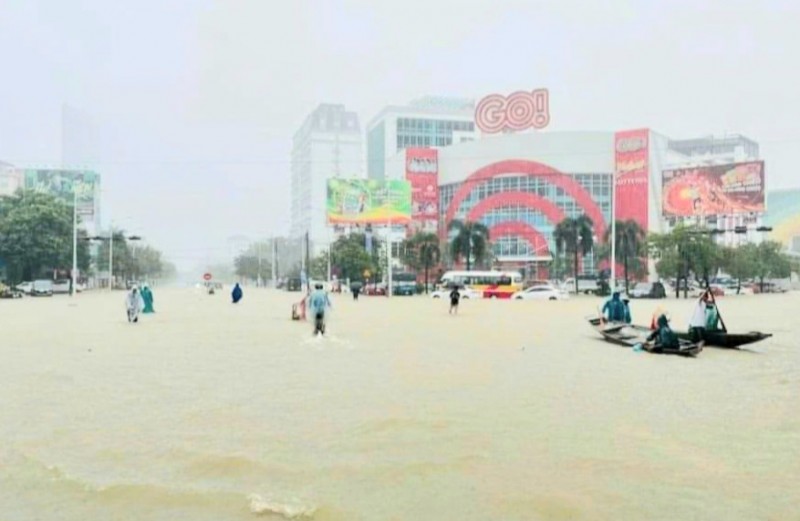 Thừa Thiên Huế: Nước ngập sâu, người dân trắng đêm ứng phó lũ lớn
