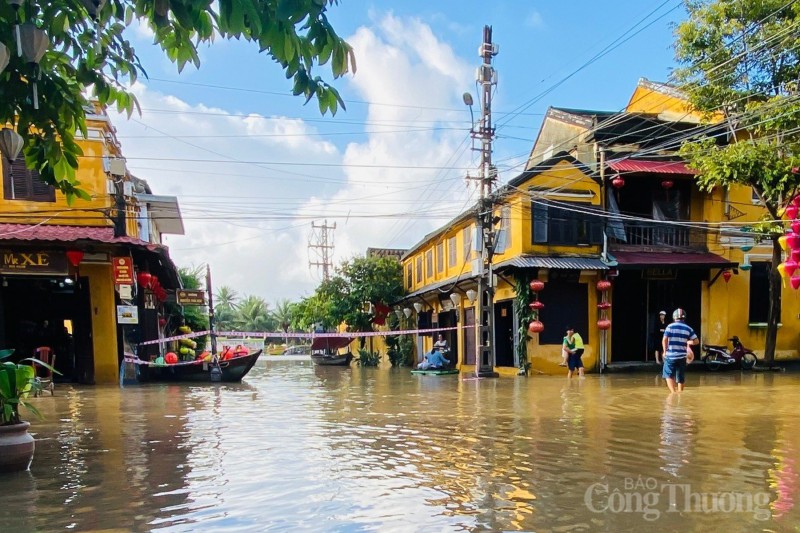 Phố cổ Hội An ngập sâu, người dân di chuyển bằng thuyền