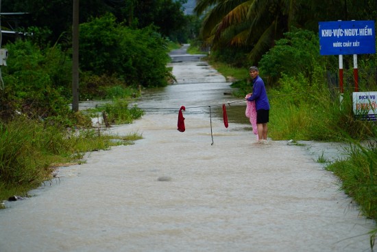 Mưa lớn gây lũ lụt, Ninh Thuận cho học sinh nghỉ học để đảm bảo an toàn