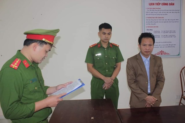 Công an đọc quyết định khởi tố đối với Nguyễn Văn Sáu.