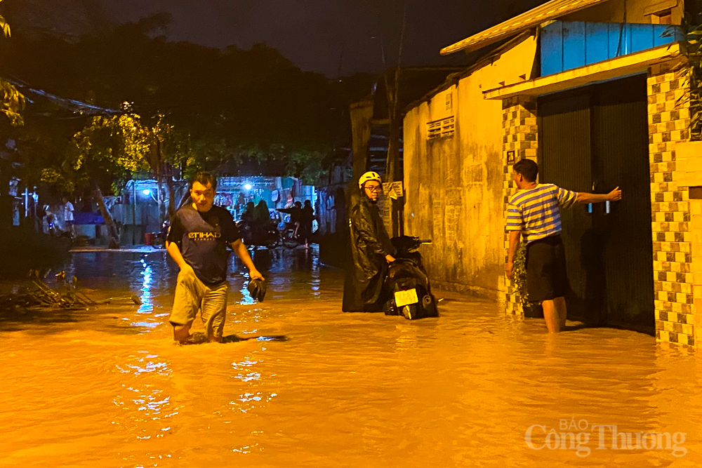 Lũ về trong đêm, người dân Nha Trang dọn đồ ‘chạy lụt’