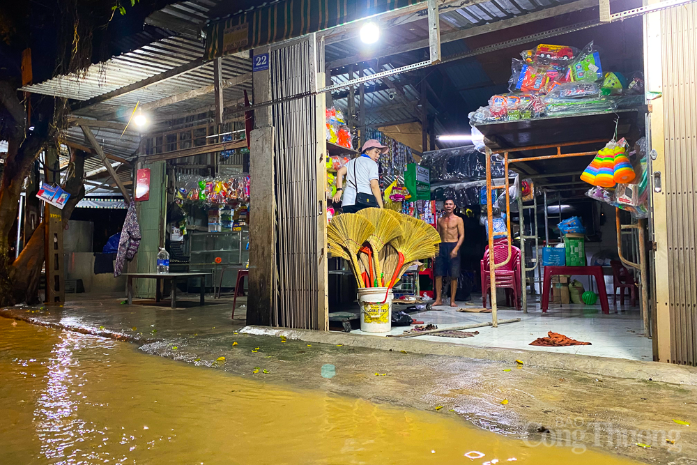 Lũ về trong đêm, người dân Nha Trang dọn đồ ‘chạy lụt’
