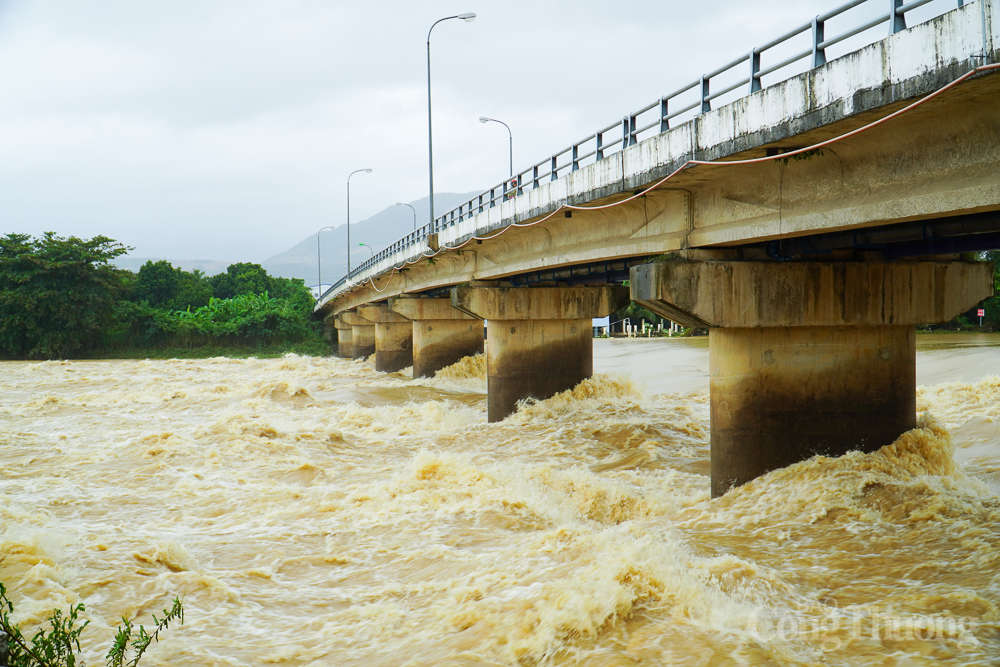 Mưa lớn khiến nhiều khu vực tại Nha Trang ngập sâu