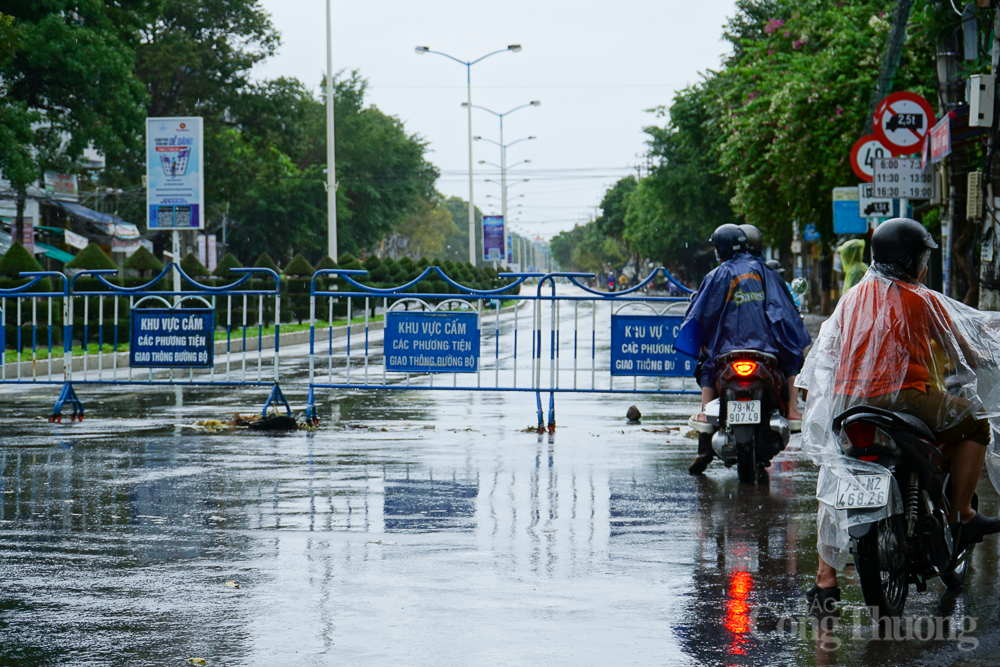 Mưa lớn khiến nhiều khu vực tại Nha Trang ngập sâu