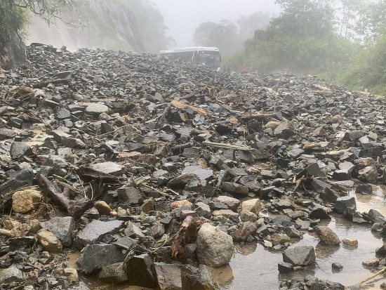 Khánh Hòa: Đèo Khánh Lê tê liệt vì sạt lở do mưa lớn