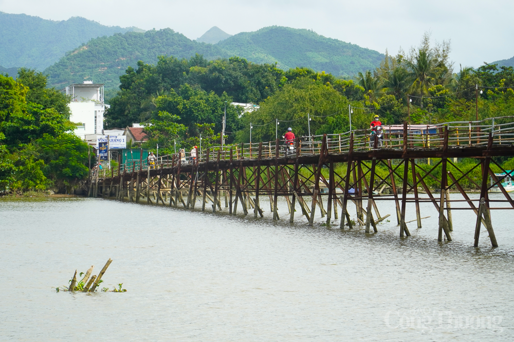 Nha Trang: Cầu gỗ Phú Kiểng bắc qua sông Cái bị lũ cuốn trôi