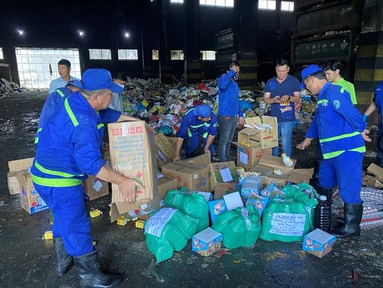 TP. Hồ Chí Minh: Quản lý thị trường giám sát tiêu hủy gần 6.000 sản phẩm vi phạm