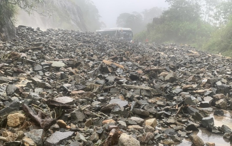 Lâm Đồng: Sạt lở nghiêm trọng tại đèo Khánh Lê, giao thông bị tê liệt hoàn toàn