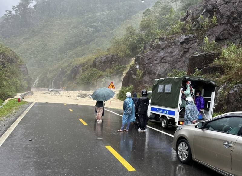 Lâm Đồng: Sạt lở nghiêm trọng tại đèo Khánh Lê, giao thông bị tê liệt hoàn toàn