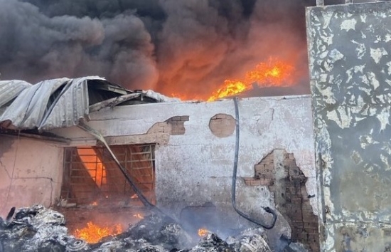 Long An: Cháy lớn thiêu rụi một nhà kho khoảng 1.600 m2