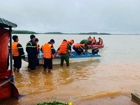 Miền Trung: Ảnh hưởng mưa lũ 5 người chết và mất tích