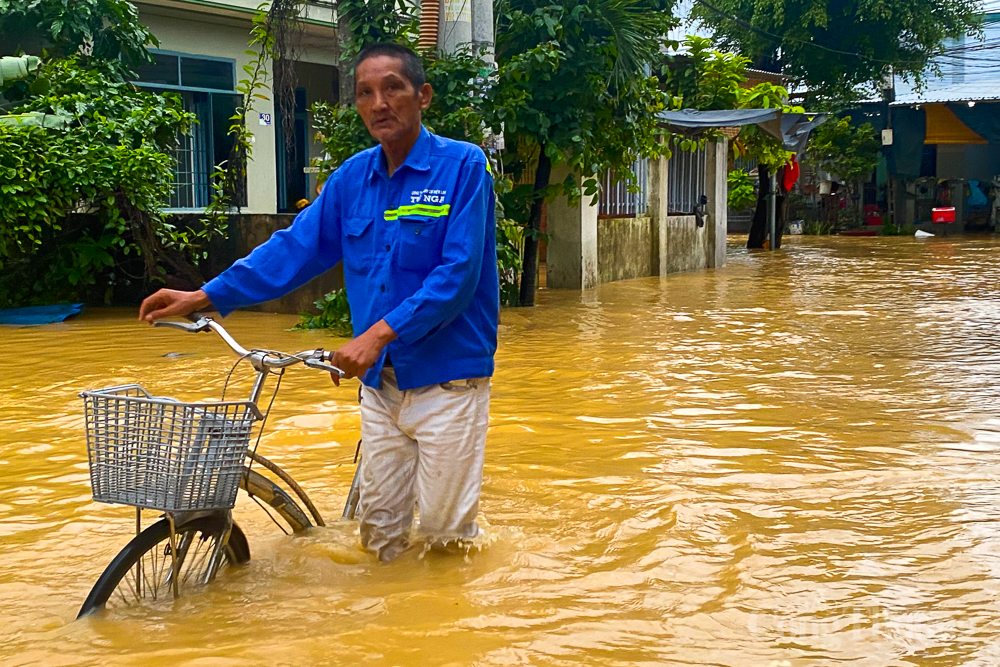 Nước lũ chưa rút, người dân vùng ngập Nha Trang lo đợt lũ mới