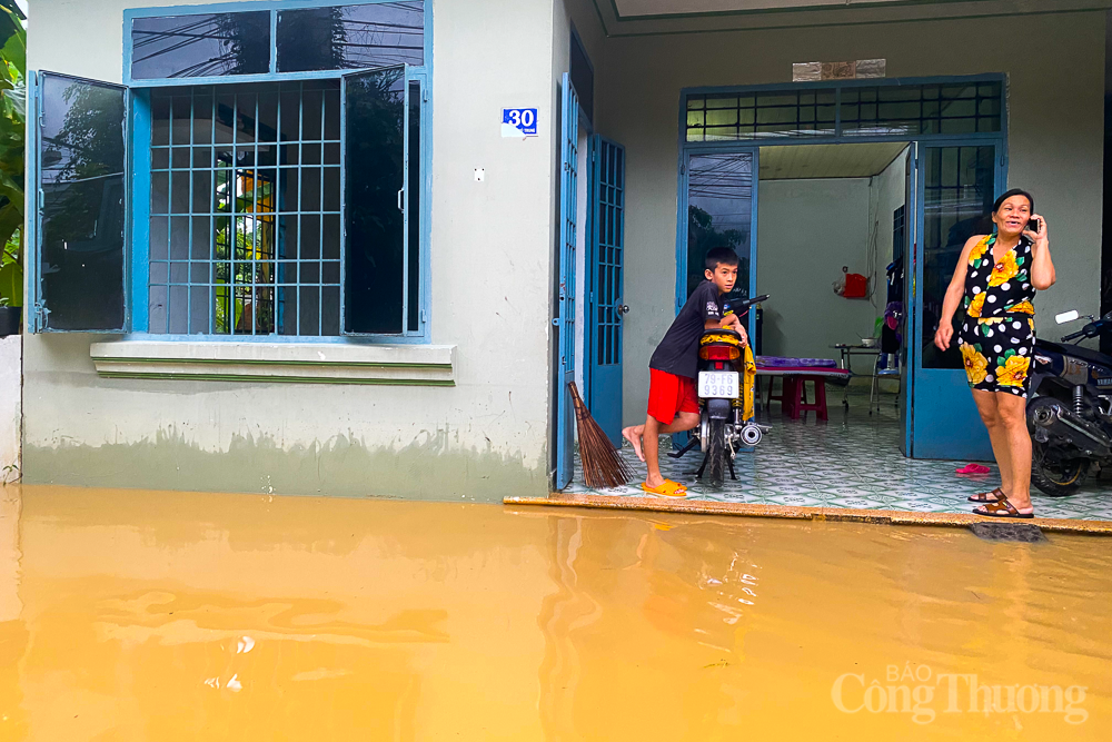 Nước lũ chưa rút, người dân vùng ngập Nha Trang lo đợt lũ mới