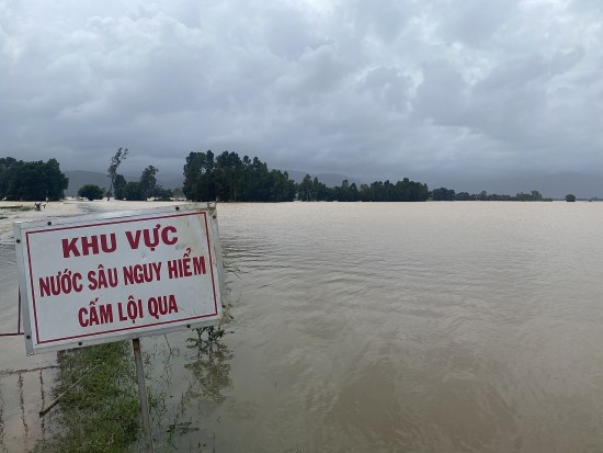 Phú Yên: Bảo đảm an toàn tính mạng cho người dân trong mưa lũ