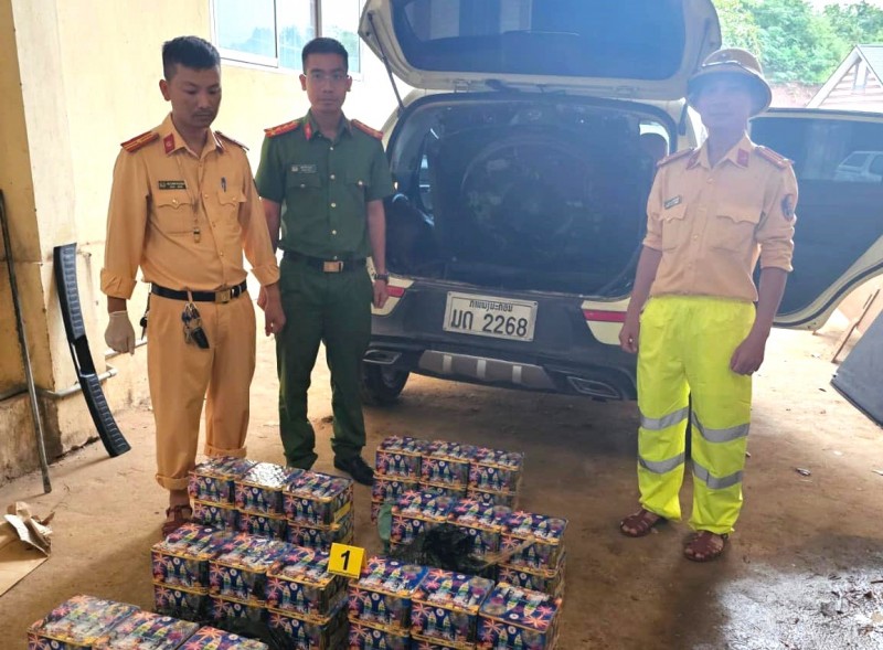 Bản tin Chống buôn lậu 17/11: Kom Tum xử phạt hàng không nhãn mác; Quảng Trị phát hiện 76,5 kg pháo nổ