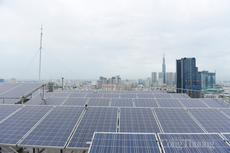 Trung tâm dịch vụ đậu xe Tiên Tiến (TP. Hồ Chí Minh) lắp đặt tấm pin năng lượng mặt trời. Ảnh: Minh Kỳ