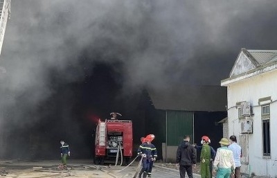 Nghệ An: Cháy lớn tại Khu công nghiệp Nam Cấm