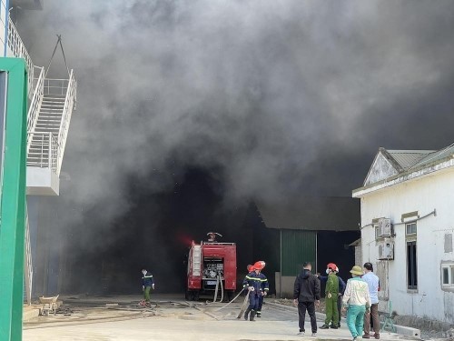 Nghệ An: Cháy lớn tại Khu công nghiệp Nam Cấm