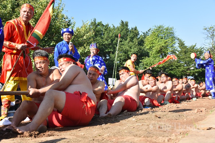 Mãn nhãn với màn trình diễn nghi lễ và trò chơi kéo co Việt - Hàn