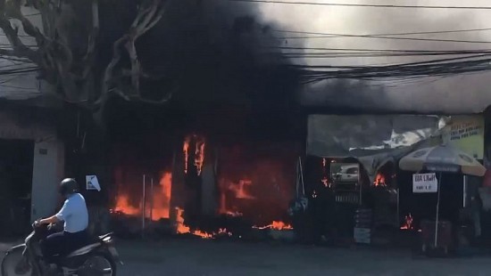 Đồng Nai: Cháy dữ dội tại một cửa hàng trái cây
