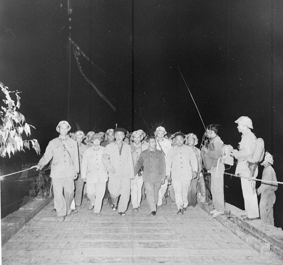 Bác Hồ thăm Trung đoàn Công binh 239 và 249 thực hiện nhiệm vụ diễn tập bắc cầu phao qua sông Hồng, năm 1966 - Ảnh tư liệu.