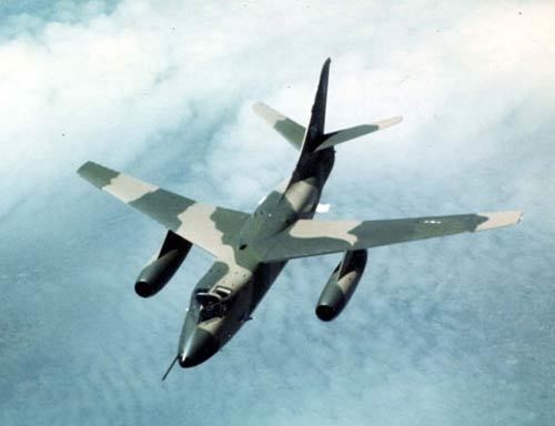 Máy bay tác chiến điện tử EB - 66 - Ảnh: Khám phá