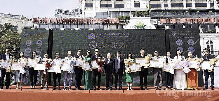 GS.TSKH. Đặng Huy Huỳnh và ông Chu Ngọc Kiên, Phó Vụ trưởng Vụ Tổ chức cán bộ (Bộ TN&MT) traoBằng công nhận “Vì Môi trường xanh Quốc gia 2023” cho các doanh nghiệp tiêu biểu có những đóng góp tích cực trong công tác bảo vệ môi trường