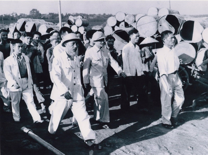  Bác Hồ thăm công trường hàn khẩu đê vỡ Mai Lâm, Đông Anh (ngày 5-9-1957). Ảnh tư liệu.