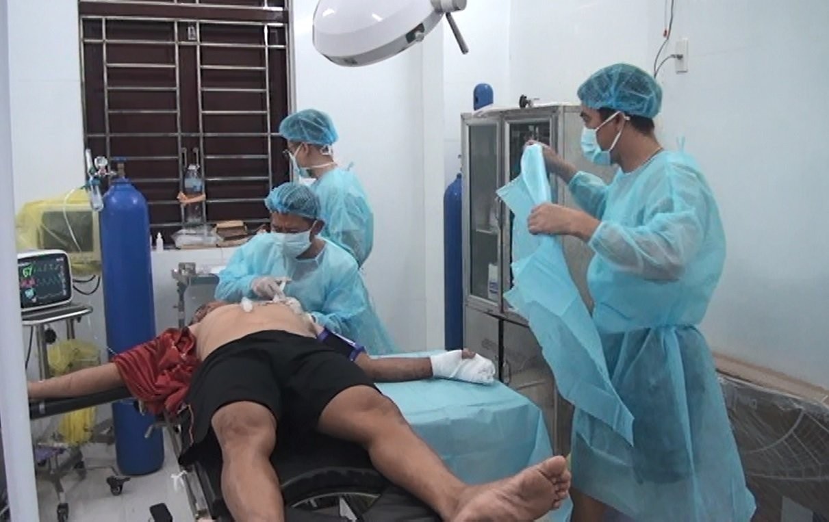 Quân y đảo Sinh Tồn thăm khám, điều trị vết thương cho bệnh nhân Hải