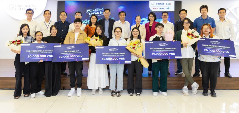 Đại diện đội quán quân (ở giữa) nhận giải thưởng cuộc thi SCGP Packaging Speak Out 2023 - Việt Nam