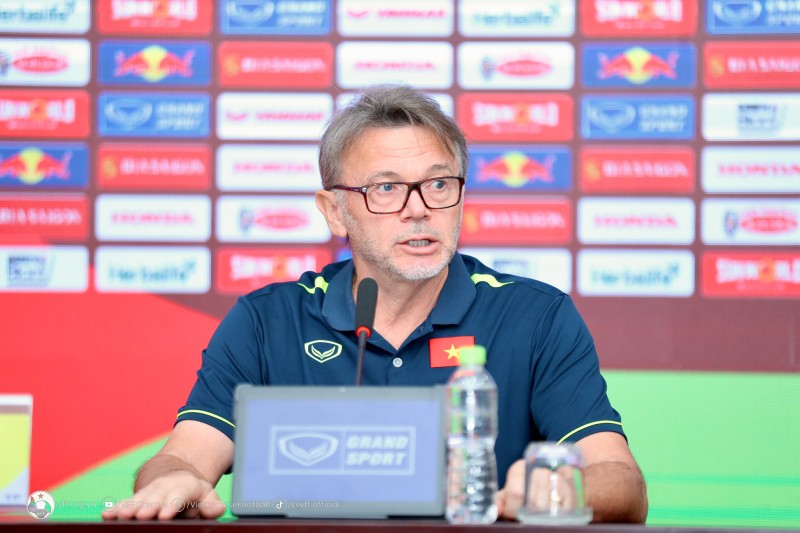 Huấn luyện viên Troussier đặt quyết tâm trong buổi họp báo trước trận gặp Iraq