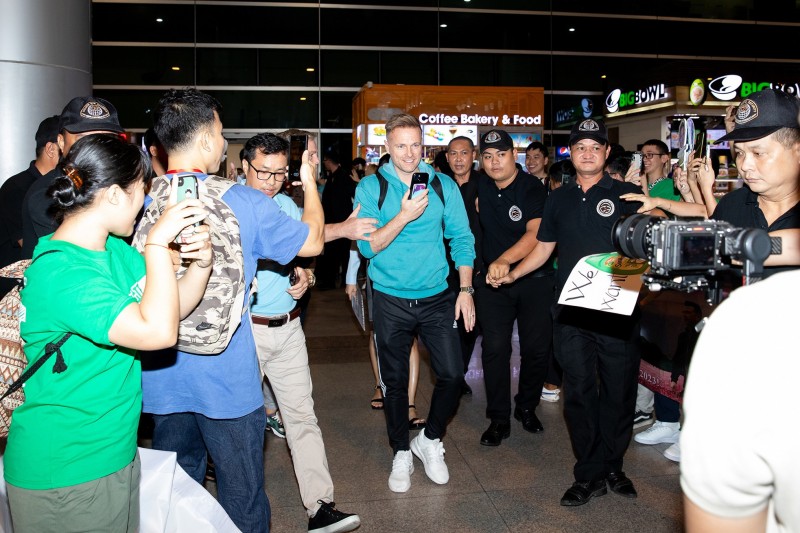 Người hâm mộ chào đón nhóm nhạc Westlife trở lại Việt Nam