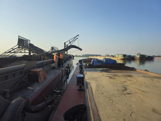 Hà Nội: Bắt giữ 2 tàu khai thác cát trái phép trên sông Hồng
