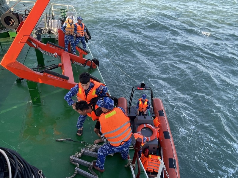 14 ngư dân trên tàu cá gặp nạn đã về đất liền an toàn